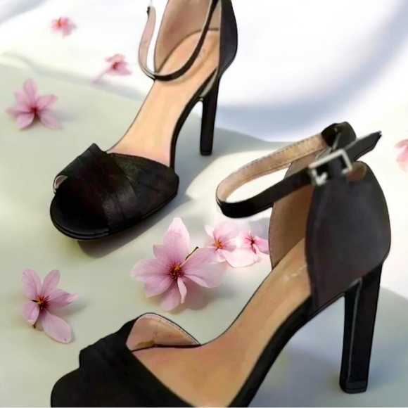 🆕Women’s Black  Satin Sandals - Picture 1 of 16